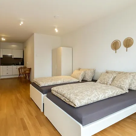 Modern With Balcony Near Scs شقة نيودورف