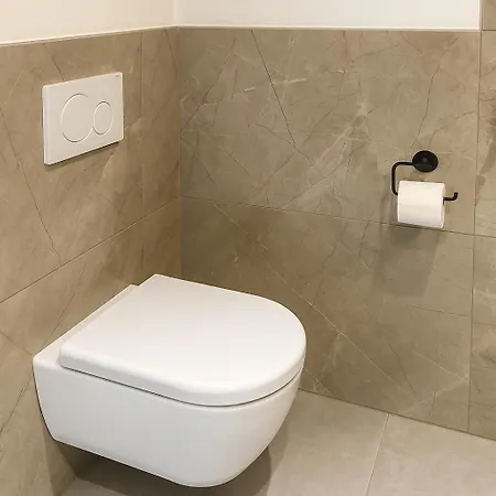 Modern With Balcony Near Scs شقة نيودورف
