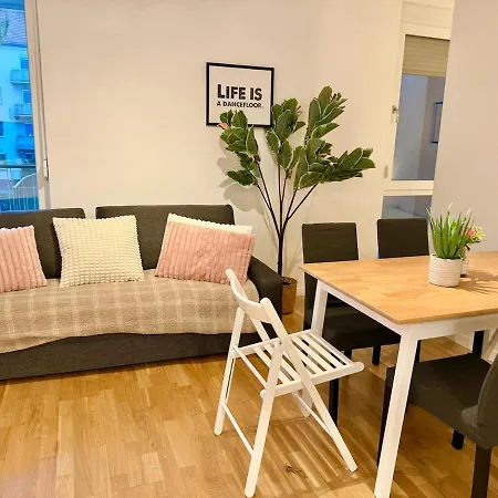 Apartment Modern With Balcony Near Scs