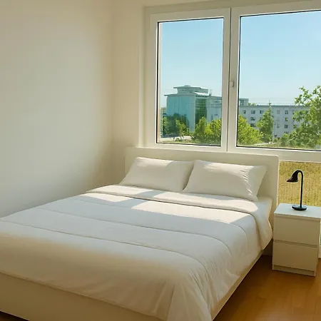 Apartment Modern With Balcony Near Scs