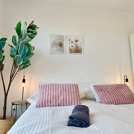 Modern With Balcony Near Scs شقة نيودورف