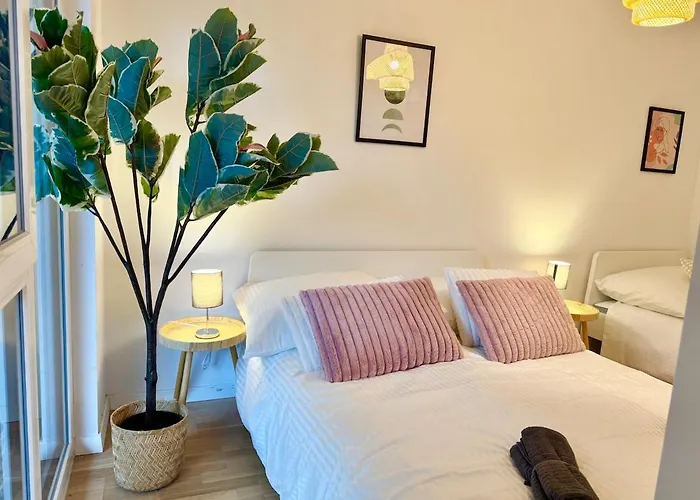 Modern With Balcony Near Scs Apartament *