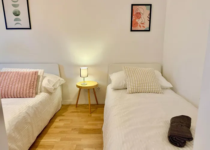 Modern With Balcony Near Scs * نيودورف