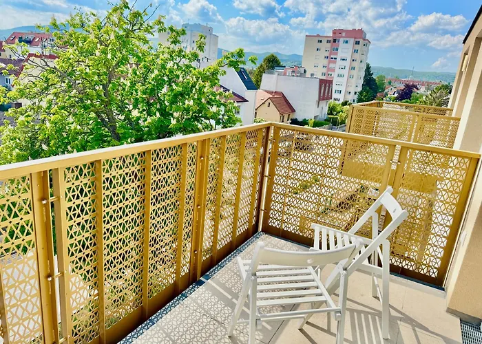 Modern With Balcony Near Scs نيودورف