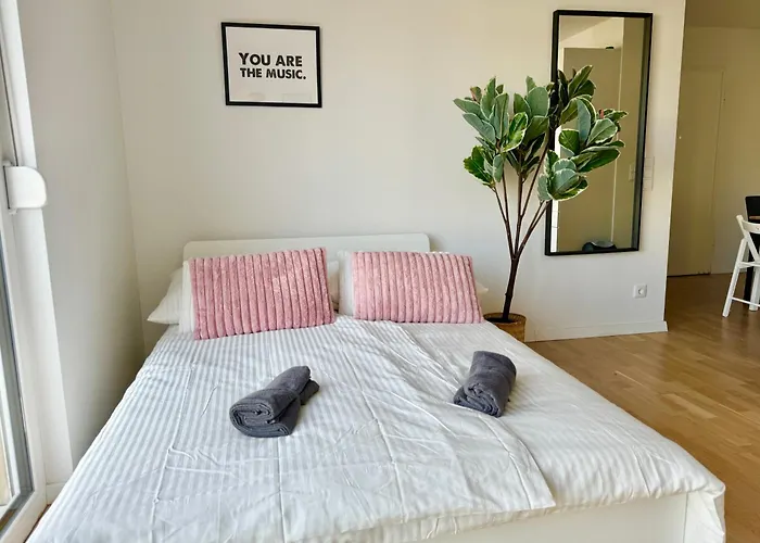 Modern With Balcony Near Scs شقة نيودورف