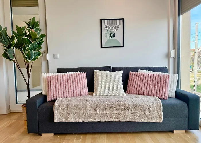 Modern With Balcony Near Scs نيودورف