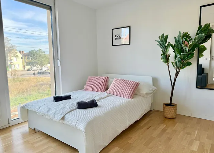 Modern With Balcony Near Scs Apartament