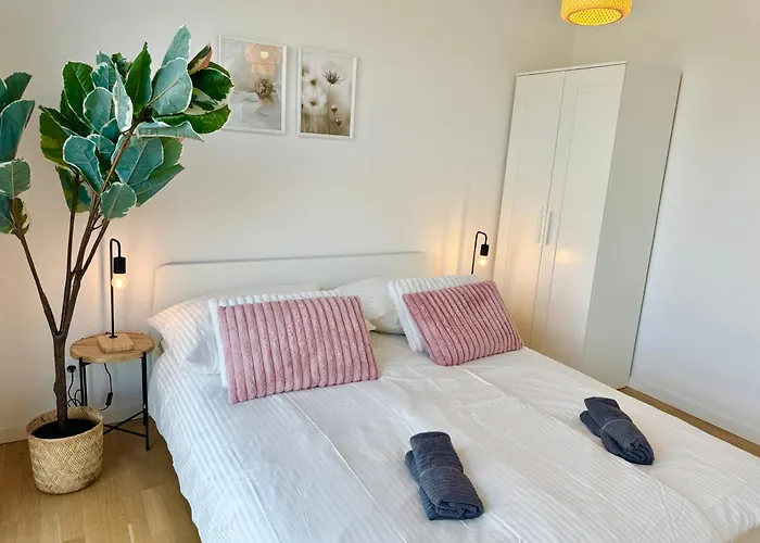 Appartement Modern With Balcony Near Scs